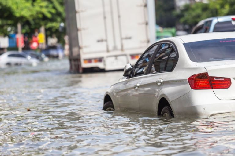 La acumulación de basura en los sistemas de drenaje es una de las causas de las inundaciones