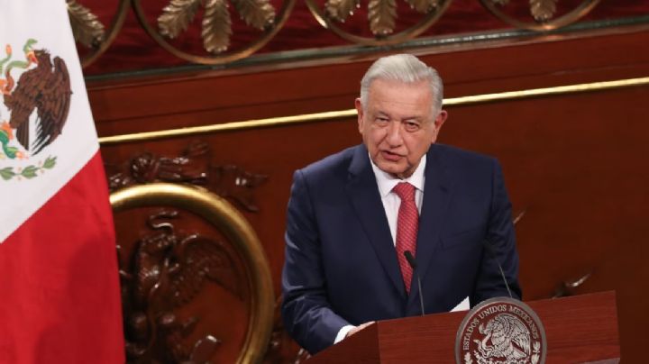 AMLO expone llamada entre Esther Gordillo e importante banquero; acordaban reformas