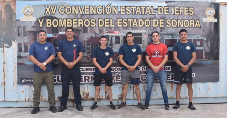 Los bomberos galardonados junto a su entrenador, José Galindo