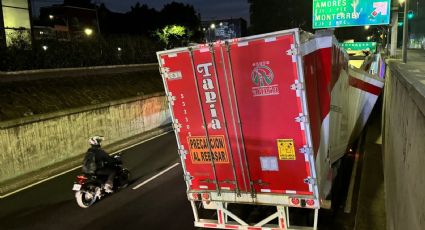 Caos en el Viaducto por tráiler atorado en el bajo puente de Avenida Coyoacán