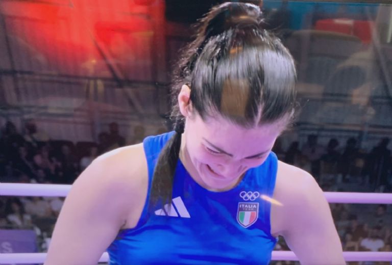 Imane Khelif le rompe la nariz a su oponente