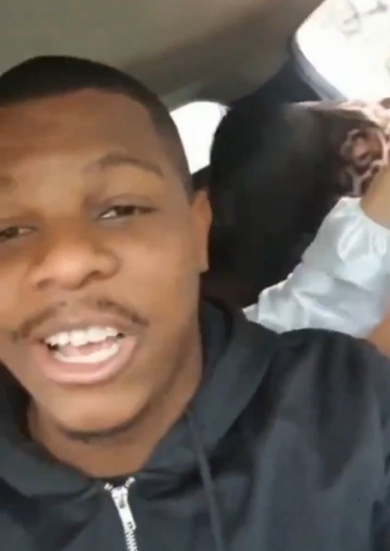 Chofer capta disputa entre pasajeras 