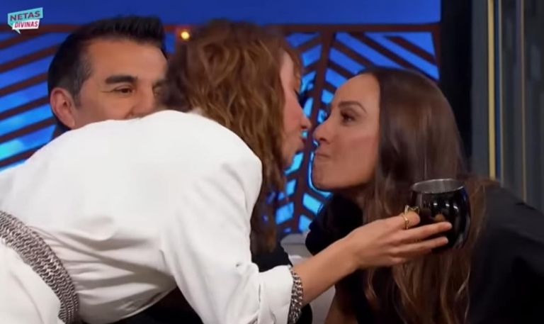 Conductoras de Televisa protagonizan beso en la boca