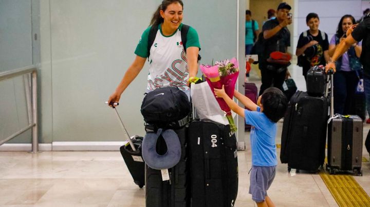 Es profeta en su tierra: Alejandra Valencia es recibida como heroína en Sonora