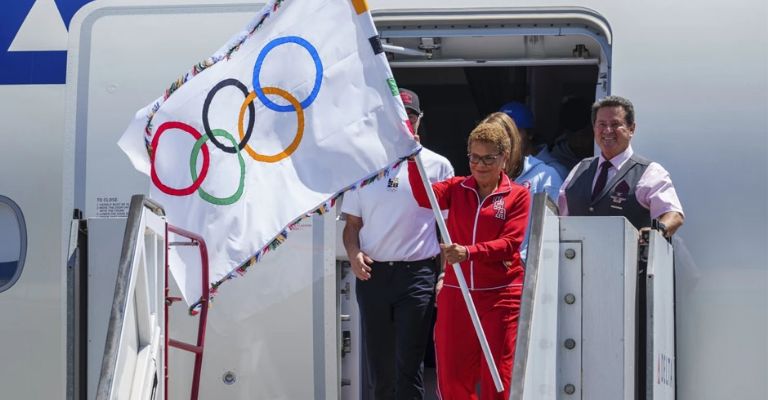 Bass llegó a Los Ángeles para iniciar los preparativos