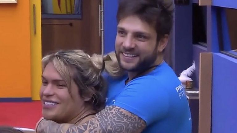 Nicola Porcella y Wendy Guevara corren a Agustín Fernández