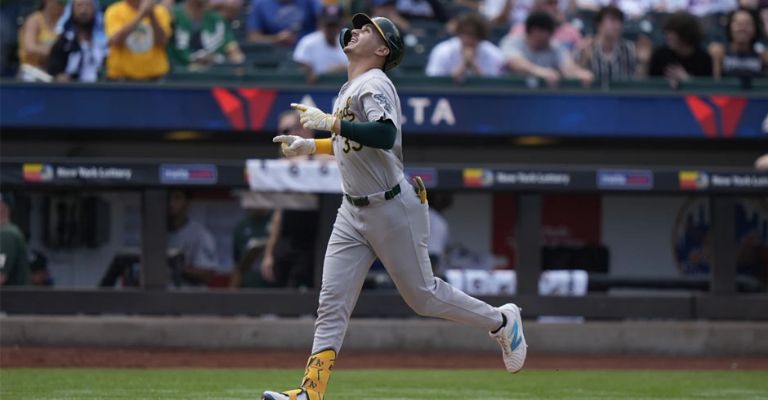 Bleday recorre las bases después de su grand slam