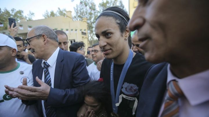 ¡Profeta en su tierra! Imane Khelif es aclamada en su regreso a Argelia