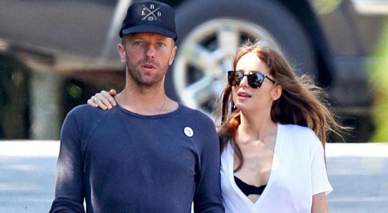 Dakota Johnson desmiente rumores de ruptura con Chris Martin