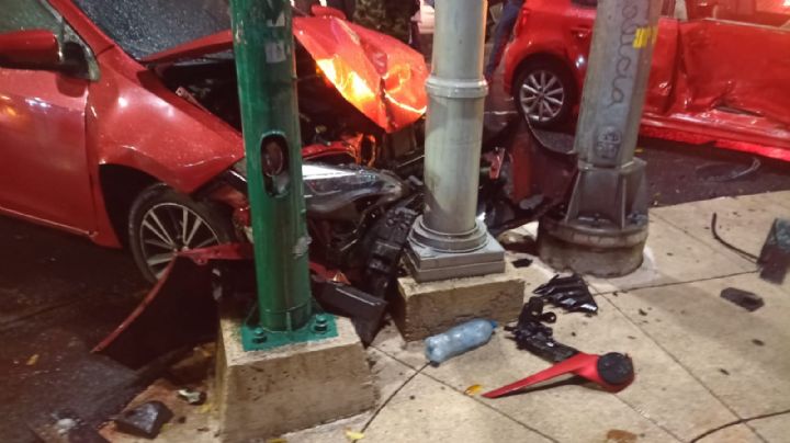 Mujer termina prensada tras fuerte accidente sobre Insurgentes; se estrelló contra un poste