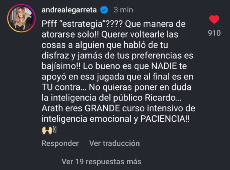 Andrea Legarreta defiende a Arath de la Torre
