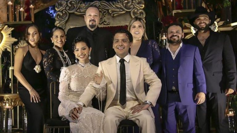 Hermanos de Christian Nodal no aparecen en las fotos de la boda