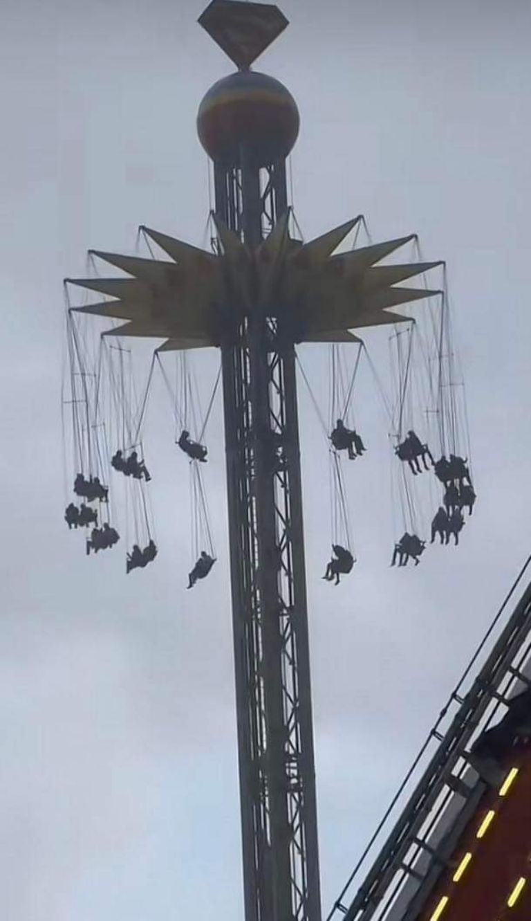 Usuarios quedan atrapados en Six Flags