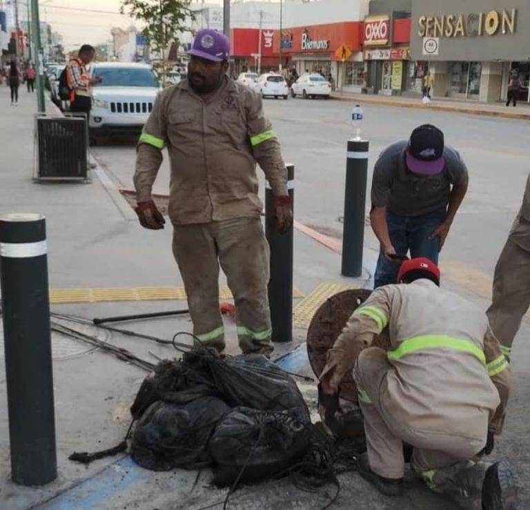Trabajadores lograron sustraer los costales arrojados al drenaje