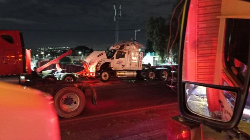 Precaución: Fuerte accidente en Tlalnepantla causa tráfico; tráiler se vuelca y civiles roban