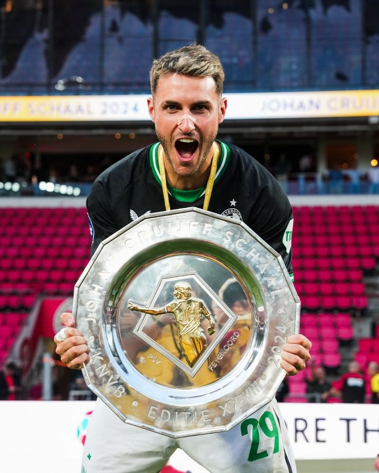 Santiago Giménez cerca de Inglaterra