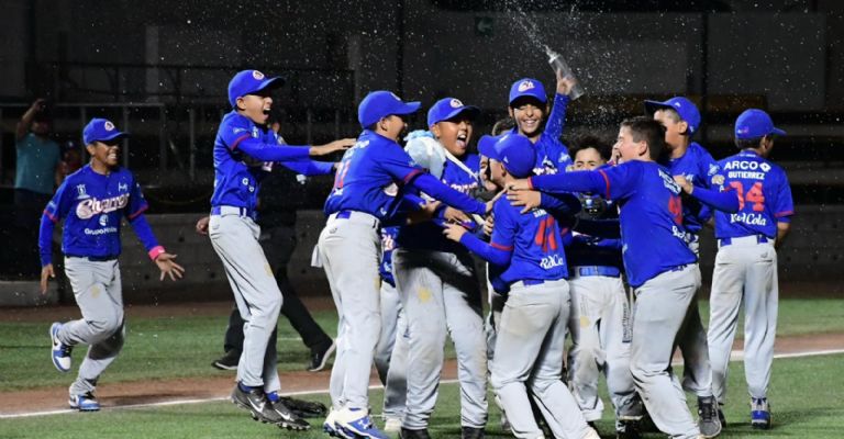 Los Charritos celebrando el título