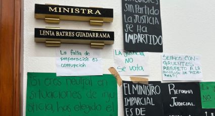 Tapizan con carteles de protestas la oficina de Lenia Batres: "La justicia no se vota"