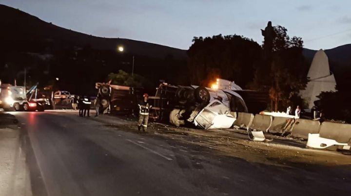 Tráiler volcado en la Reyes Heroles, en Jardines del Recuerdo, genera caos en Tlalnepantla