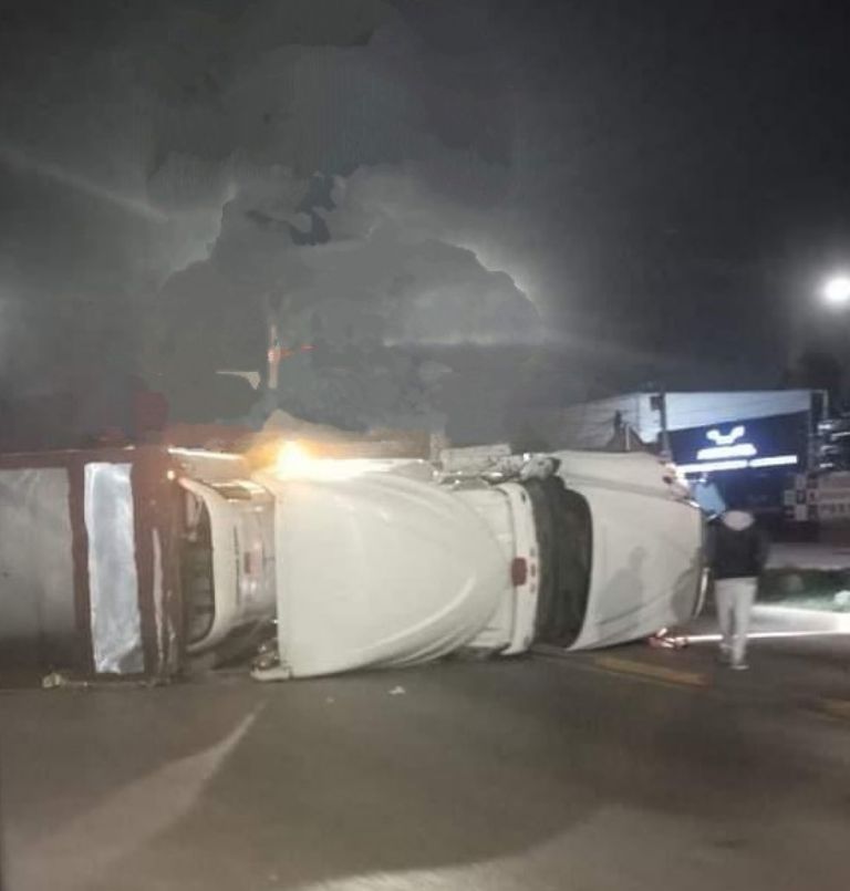 Tráiler volcado en Tlalnepantla