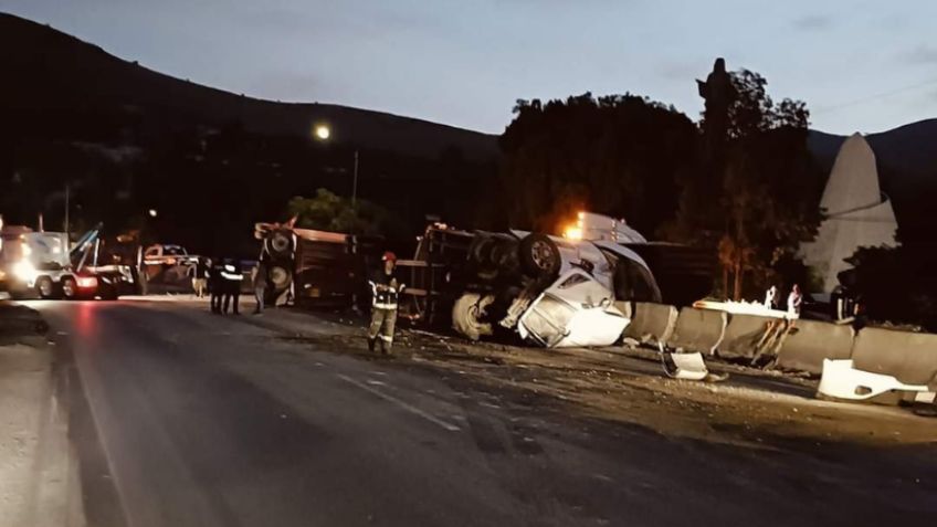 Tráiler volcado en la Reyes Heroles, en Jardines del Recuerdo, genera caos en Tlalnepantla