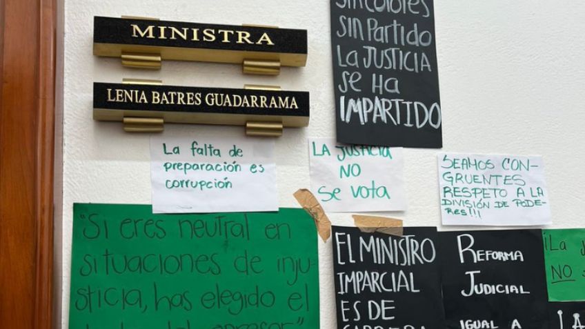 Tapizan con carteles de protestas la oficina de Lenia Batres: "La justicia no se vota"