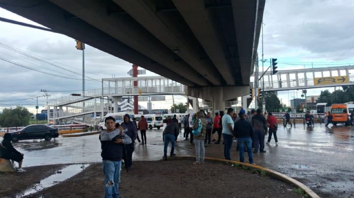Caos en la México-Pachuca por bloqueo de transportistas en Ojo de Agua, Tecámac