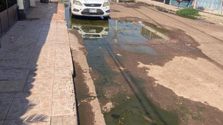 Encharcamientos y fétidos olores, que pudieran convertirse en focos de infección, son algunos de los padecimientos que siguen enfrentando vecinos 