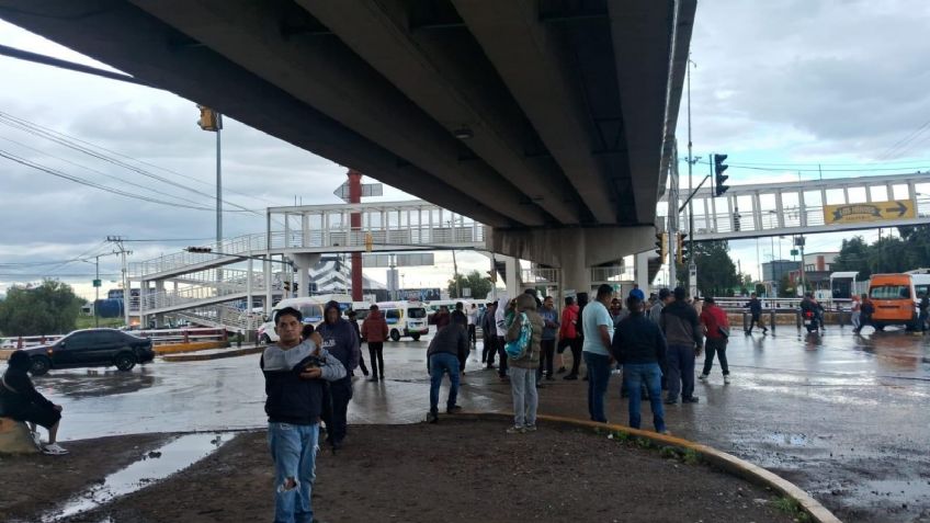 Caos en la México-Pachuca por bloqueo de transportistas en Ojo de Agua, Tecámac