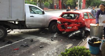 Caos en Insurgentes tras brutal choque frente a plaza Cuicuilco; un motociclista muerto