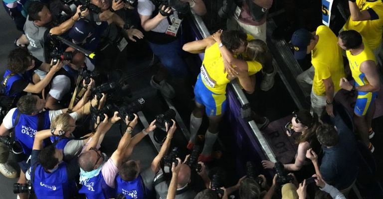 El festejo con su novia en las gradas