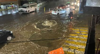 Fuertes lluvias causan inundaciones en Satélite, Naucalpan; autos bajo el agua