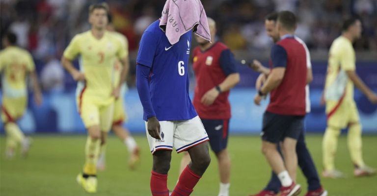 Manu Kone trata de ocultar su frustración tras la derrota