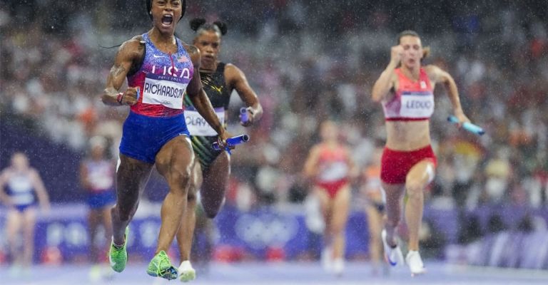 Sha'Carri festeja al llegar a la meta