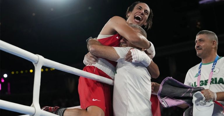 la pugilista salta a los brazos de su entrenador