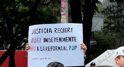 Paralelo al informe de AMLO, estudiantes de derecho marchan contra reforma del poder judicial