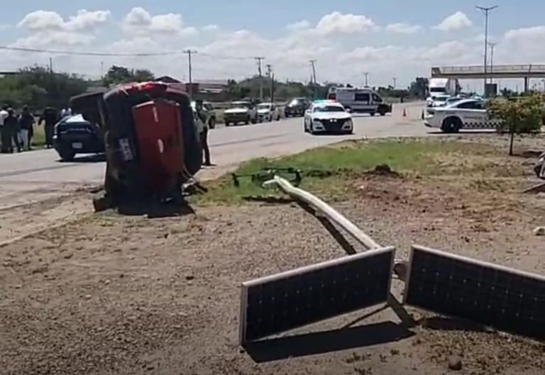La camioneta volcó sobre uno de sus costados tras el accidente