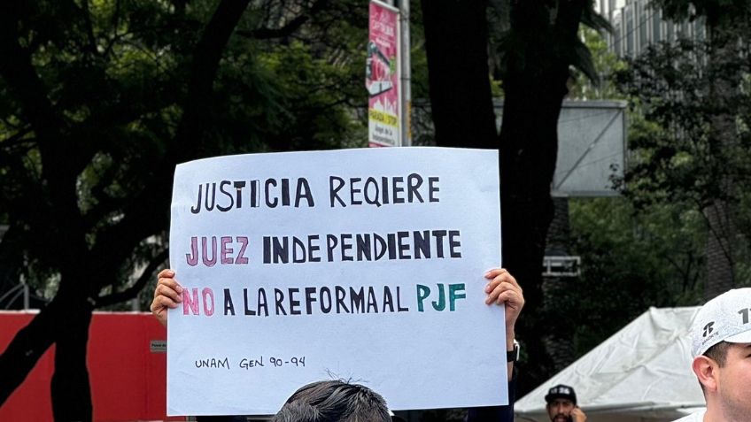 Paralelo al informe de AMLO, estudiantes de derecho marchan contra reforma del poder judicial