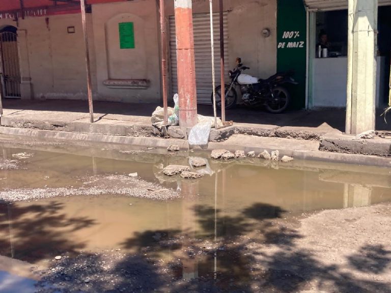 Baches, escombros y drenajes colapsados en colonias del sur de Ciudad Obregón