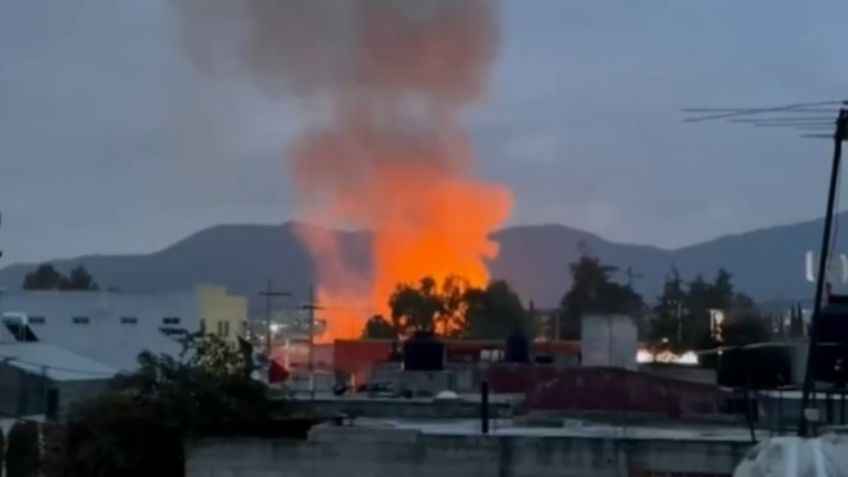 Reportan fuerte incendio en maderería de Tultitlán; Bomberos trabajan en el lugar