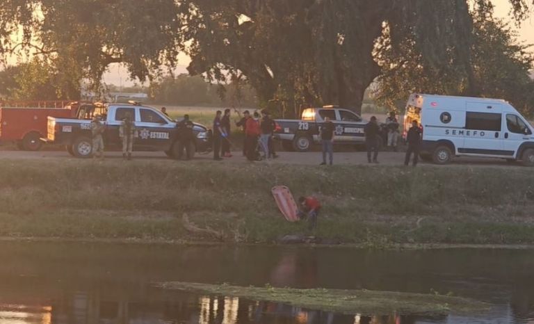 El momento en que la víctima es extraída del agua
