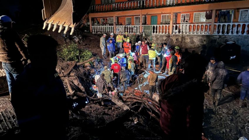 Rescatan a familia en Jilotzingo tras 11 horas atrapada en desgajamiento de cerro