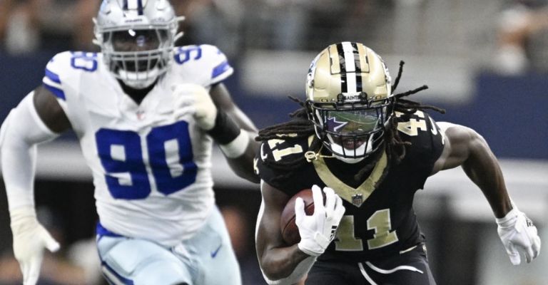 Kamara se escapa 57 yardas hasta la zona de anotación