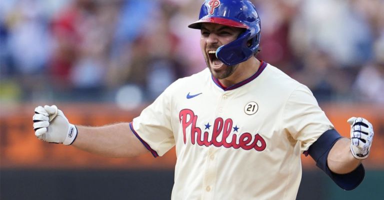 Realmuto festeja su hit de la victoria