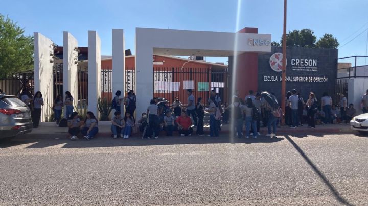Alumnos de la Normal Superior de Ciudad Obregón se manifiestan y piden destituir a maestra