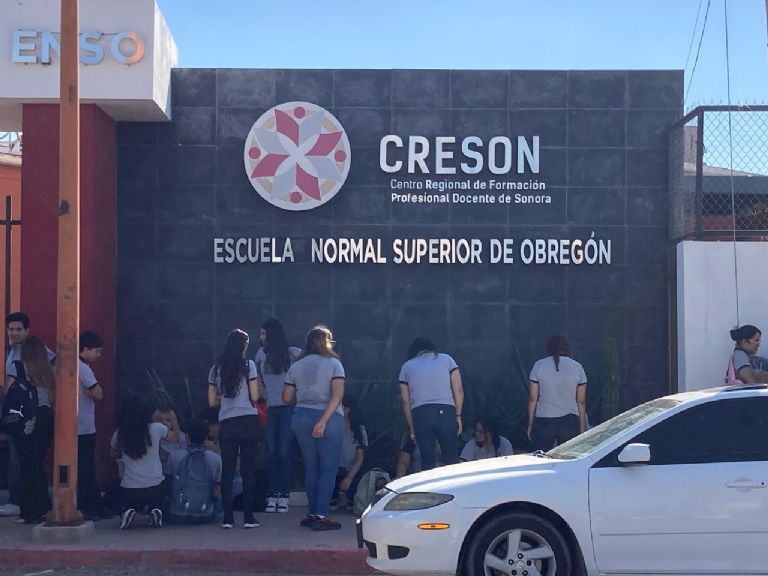 Alumnos de la Normal Superior de Ciudad Obregón se manifiestan y piden destituir a maestra