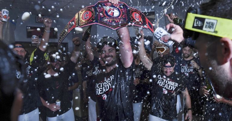 Hedges levatnta el cinturón de campeones