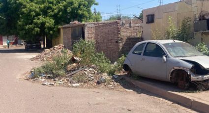 Ciudad Obregón: Vecinos de la Robles del Castillo denuncian bloqueo de banquetas