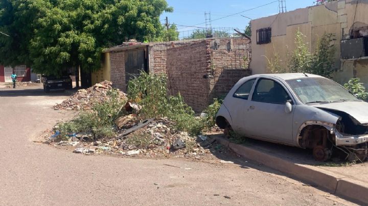Ciudad Obregón: Vecinos de la Robles del Castillo denuncian bloqueo de banquetas