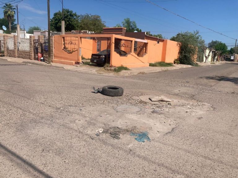  Vecinos de la Robles del Castillo denuncian bloqueo de banquetas